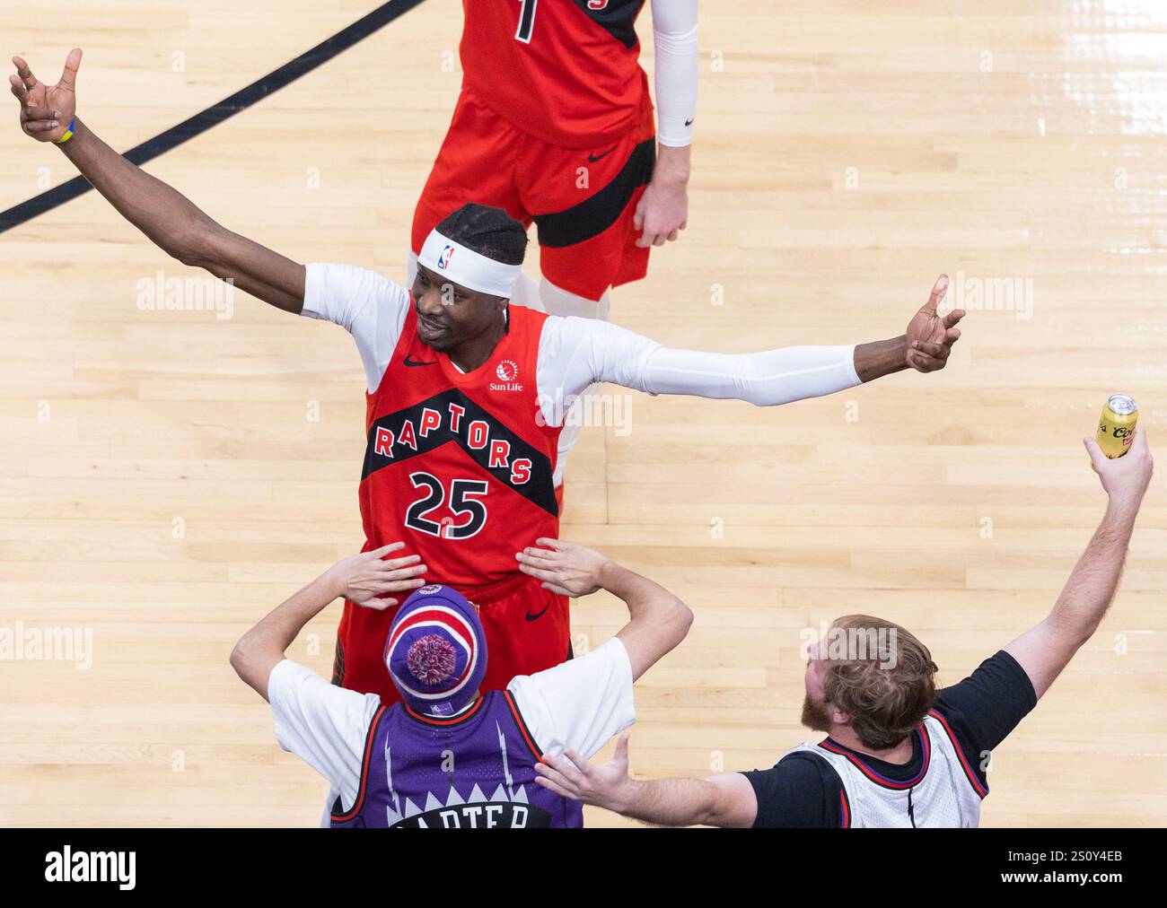 Toronto, Canada. 29 décembre 2024. Chris Boucher, des Raptors de Toronto, célèbre un trio-pointeur battu au deuxième quart-temps lors du match de saison régulière de la NBA 2024-2025 entre les Raptors de Toronto et les Hawks d'Atlanta à Toronto, Canada, le 29 décembre 2024. Crédit : Zou Zheng/Xinhua/Alamy Live News Banque D'Images
