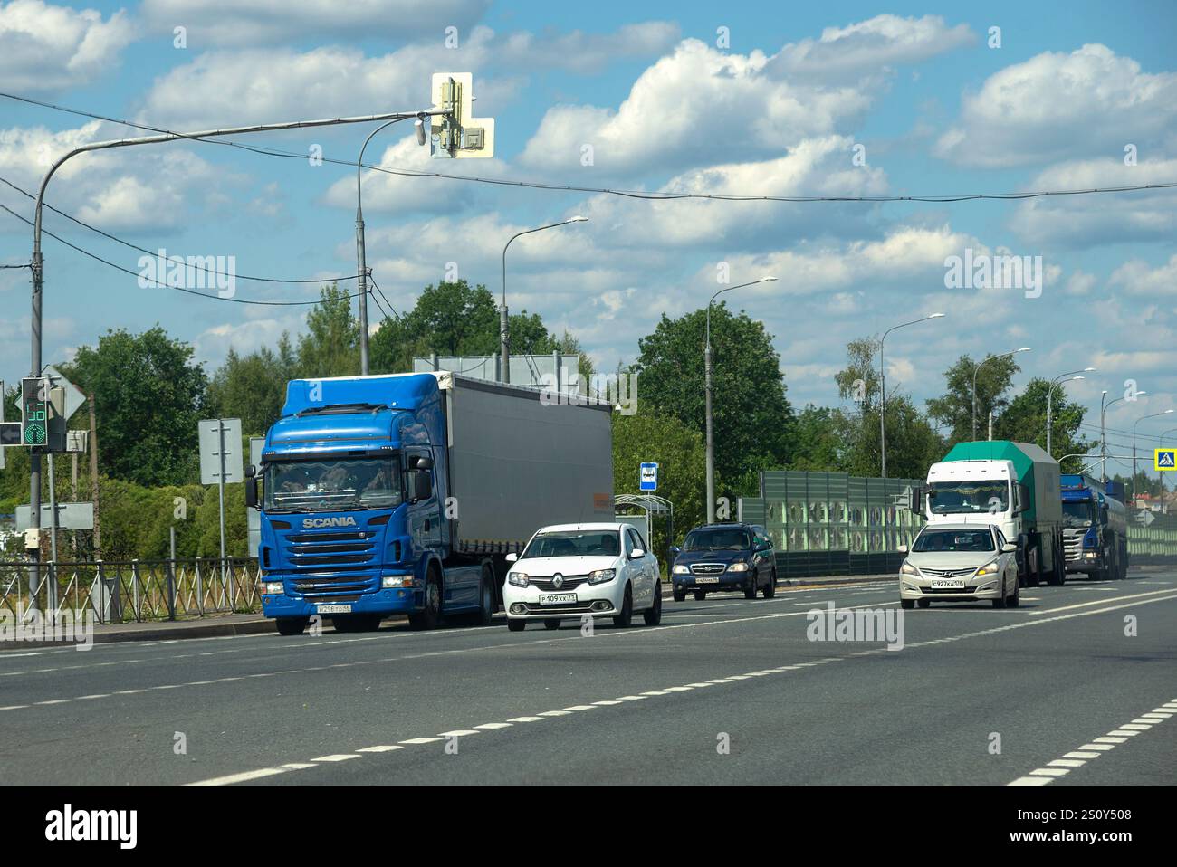 RÉGION DE LENINGRAD, RUSSIE - 16 JUILLET 2024 : route M-10 «Russie» entre Moscou et Saint-Pétersbourg Banque D'Images