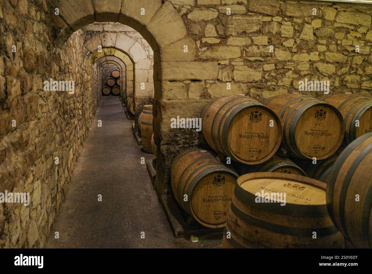 Elciego, Espagne - 28 décembre 2024 : fûts de vin dans les caves de la cave marque de Riscal, Rioja Alvesa, Espagne Banque D'Images