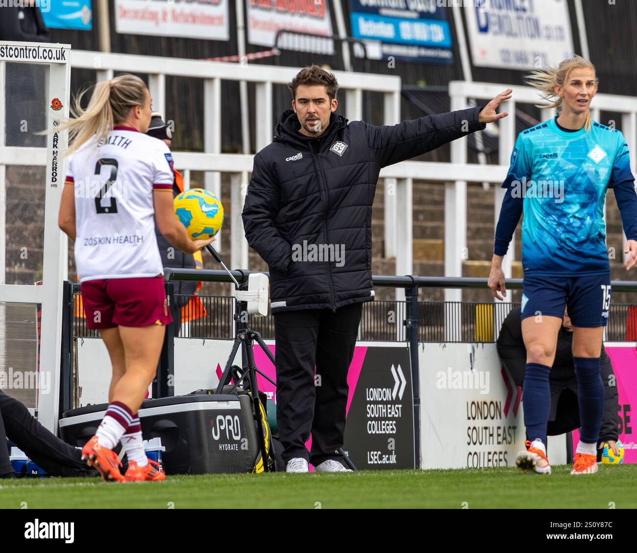 London City Lionesses contre West Ham Utd Women lors de la Subway League Cup, novembre 2024 à Hayes Lane, domicile du Bromley FC, Londres. ROYAUME-UNI. Banque D'Images