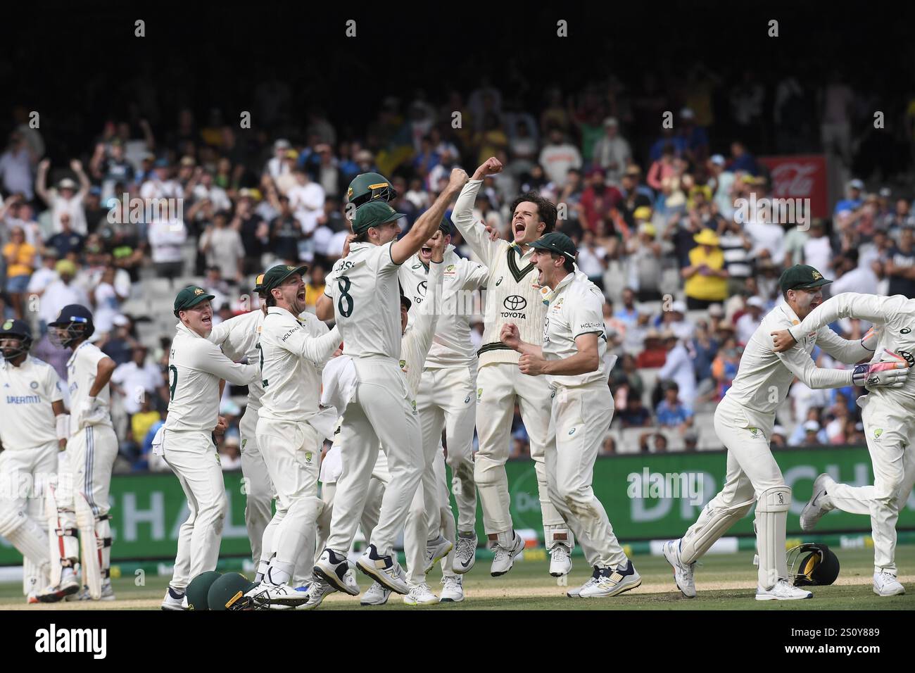 MELBOURNE AUSTRALIE. 30 décembre 2024. L'Australie célèbre après avoir remporté la victoire sur l'Inde le jour 5 du quatrième test du Australia vs India test Cricket au Melbourne Cricket Ground, Melbourne, Australie le 30 décembre 2024. Crédit : Karl Phillipson/Alamy Live News Banque D'Images