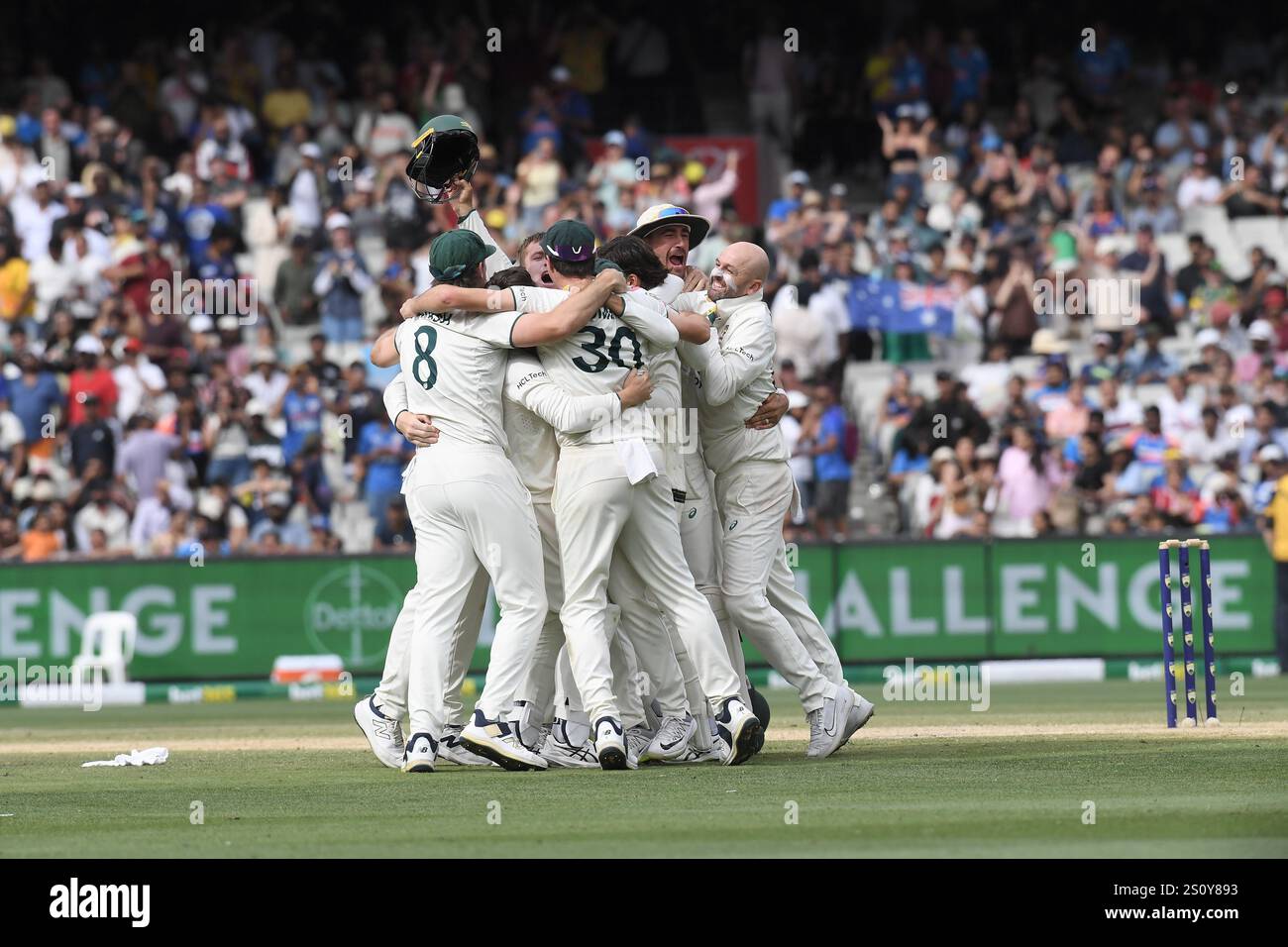 MELBOURNE AUSTRALIE. 30 décembre 2024. L'Australie célèbre après avoir remporté la victoire sur l'Inde le jour 5 du quatrième test du Australia vs India test Cricket au Melbourne Cricket Ground, Melbourne, Australie le 30 décembre 2024. Crédit : Karl Phillipson/Alamy Live News Banque D'Images