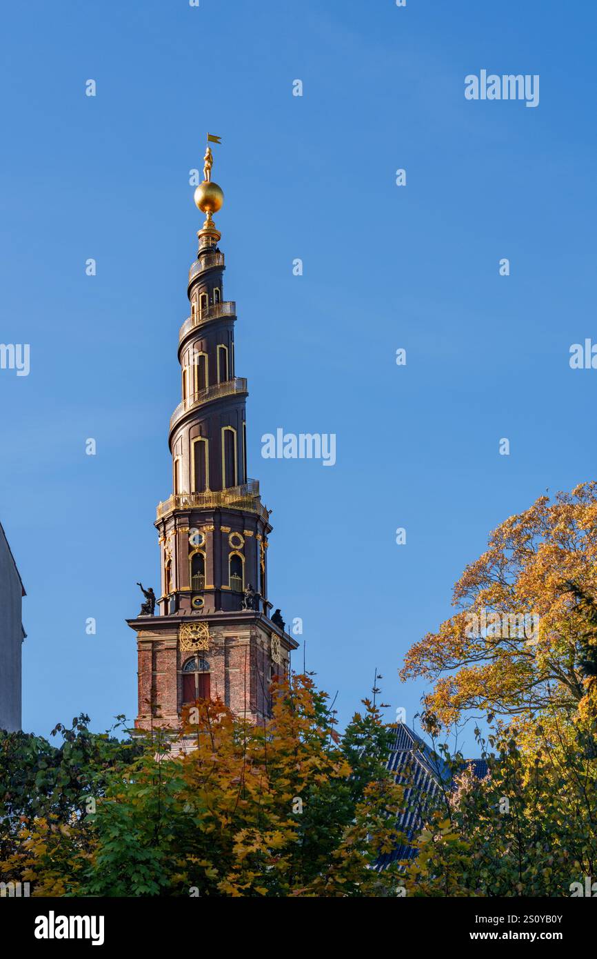 Copenhague, Danemark - Vor Frelsers Kirke spire contre le ciel bleu Banque D'Images