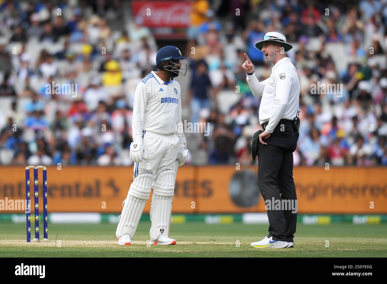 MELBOURNE AUSTRALIE. 30 décembre 2024. Jasprit Bumrah de l'Inde s'entretient avec le juge-arbitre Joel Wilson lors du quatrième jour du test Australia vs India test Cricket au Melbourne Cricket Ground, Melbourne, Australie, le 30 décembre 2024. Crédit : Karl Phillipson/Alamy Live News Banque D'Images