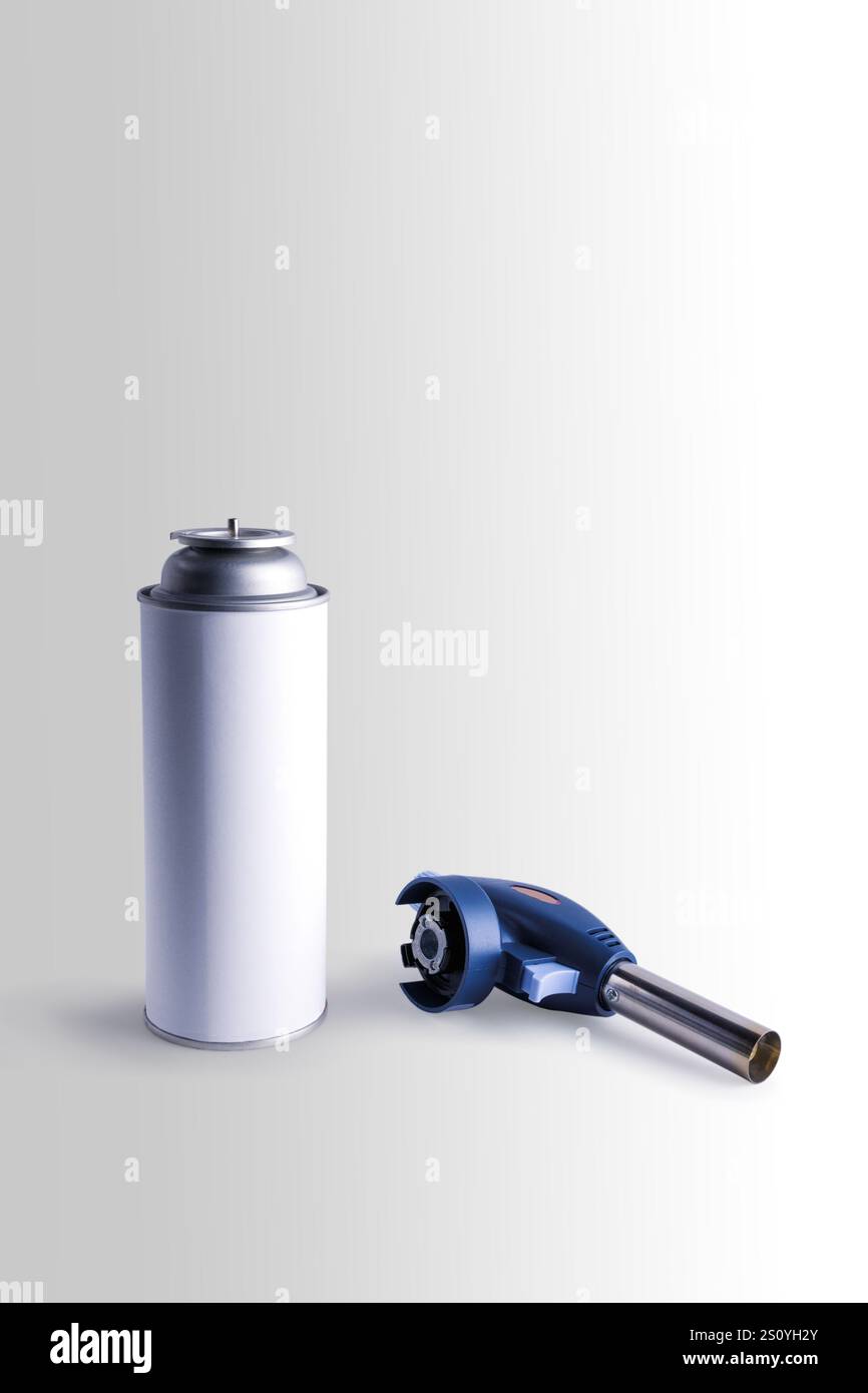 Brûleur à gaz sur canette. Gros plan. Isolé sur un fond gris. Banque D'Images