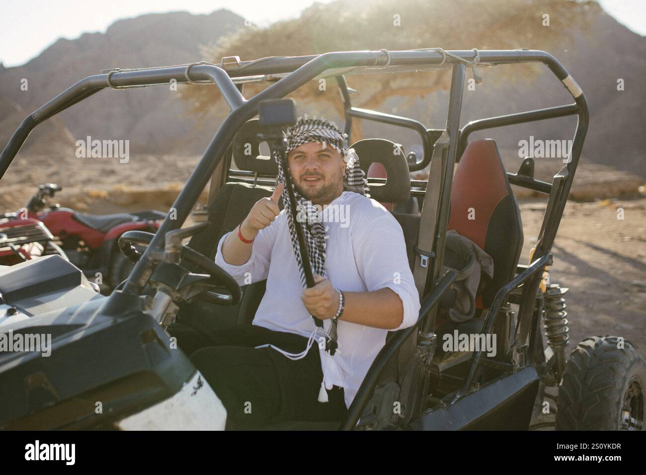 Homme touriste avec arafatka sur quad VTT safari Banque D'Images Homme touriste avec arafatka sur quad VTT safari Banque D'Images
