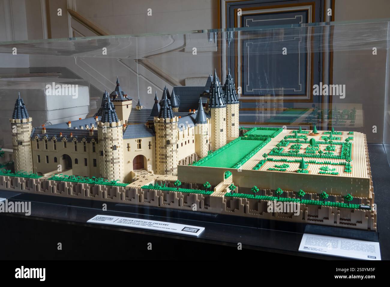Modèle lego détaillé du château de Cheverny, un manoir historique au toit en ardoise à tourelle sombre Banque D'Images