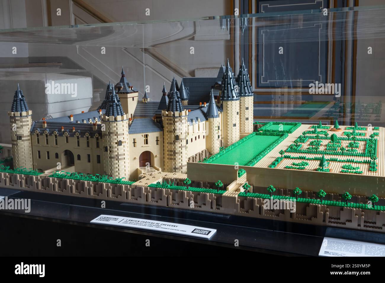 Modèle lego détaillé du château de Cheverny, un manoir historique au toit en ardoise à tourelle sombre Banque D'Images