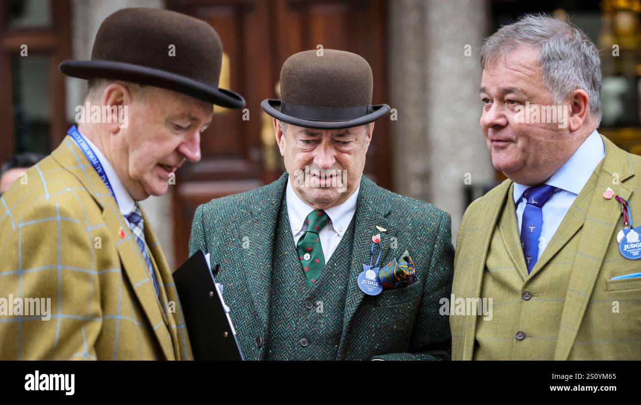 Alan Titchmarch, présentateur de télévision, juge au St James's Motoring spectacle, en tweed et chapeau melon, Londres, Royaume-Uni Banque D'Images