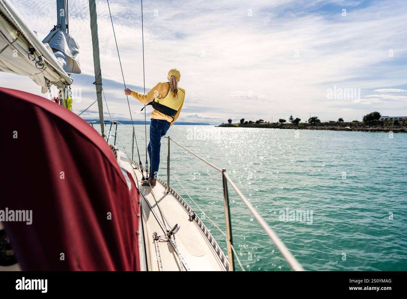 Adolescent sur un voilier en Nouvelle-Zélande Banque D'Images