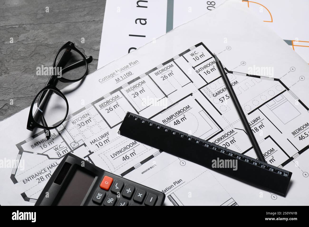 Différents dessins architecturaux, verres, calculatrice et règle sur table texturée grise, pose à plat Banque D'Images