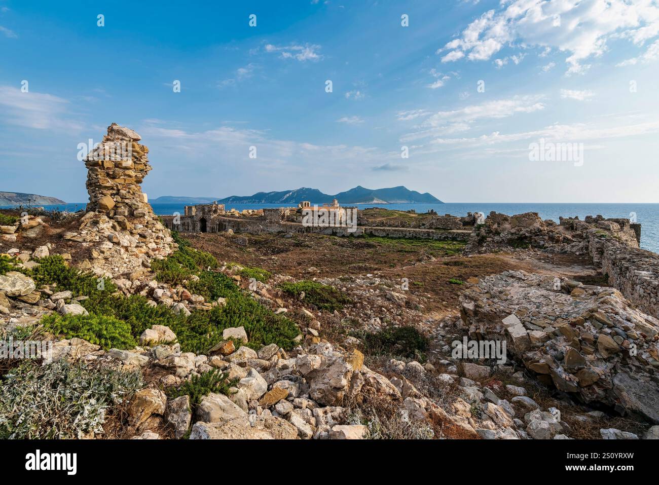 Ruines dans la forteresse Methoni, y compris l'église d'Agios Nikolaos, avec vue sur la mer et l'île Sapientza au loin. Banque D'Images