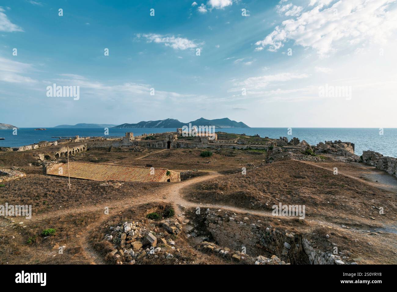 Une vue panoramique sur la forteresse Methoni, avec la citerne voûtée, l'église d'Agios Nikolaos et l'île Sapientza en arrière-plan. Banque D'Images