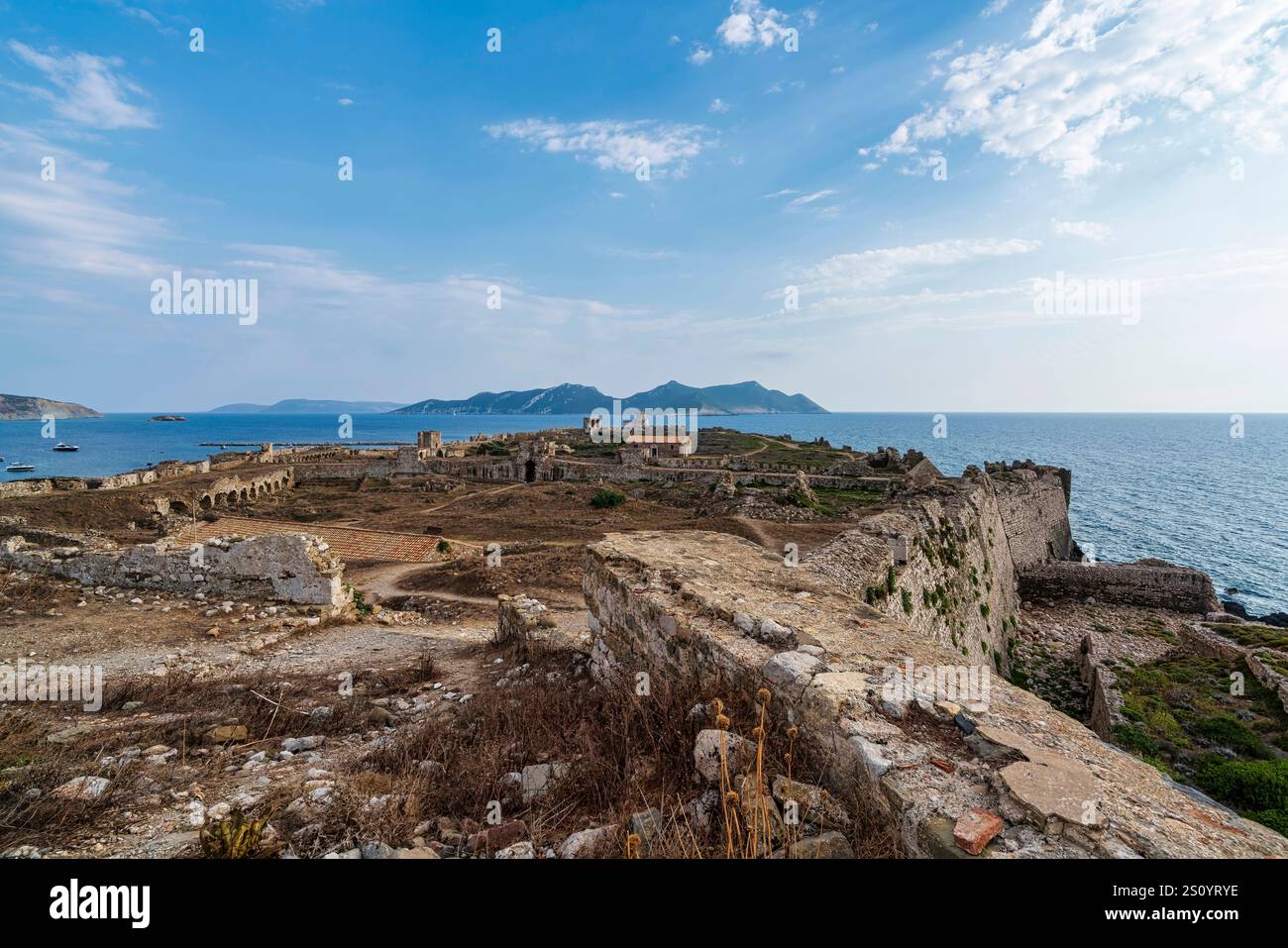 Une vue panoramique sur la forteresse Methoni, avec la citerne voûtée, l'église d'Agios Nikolaos et l'île Sapientza en arrière-plan. Banque D'Images