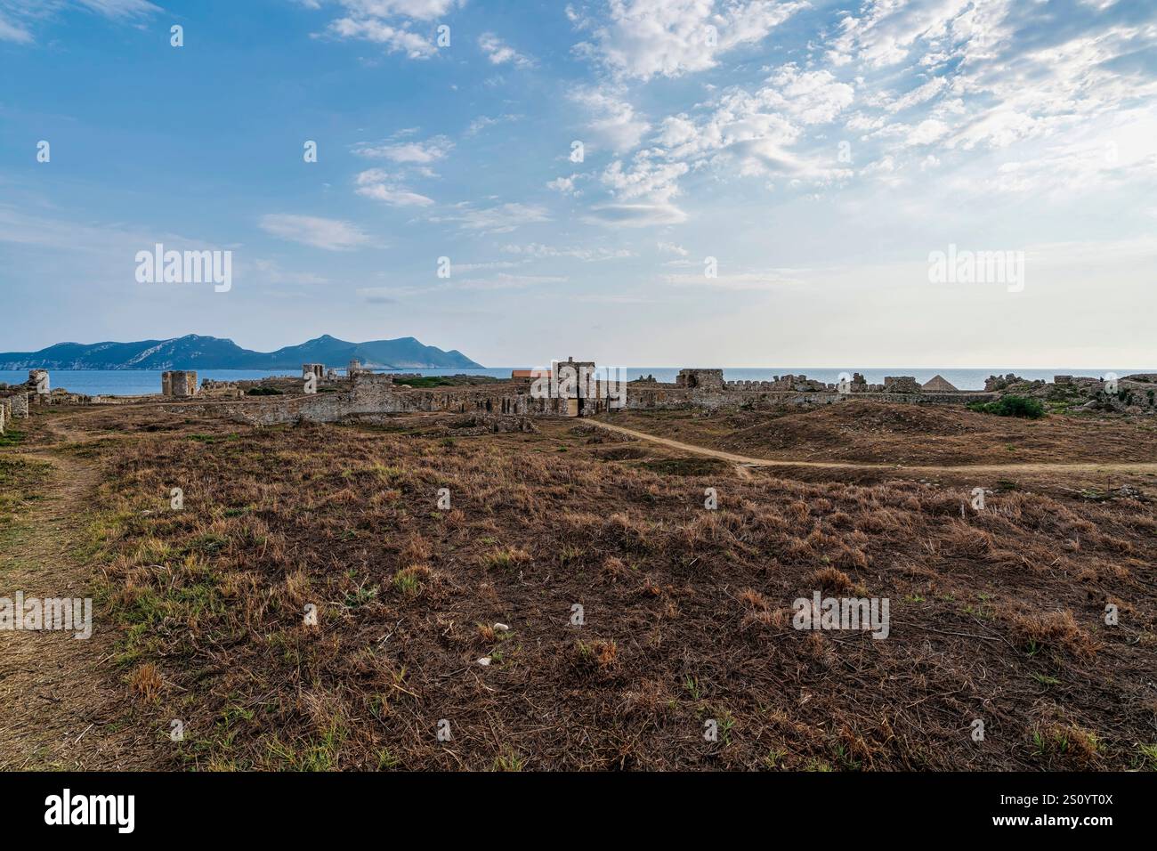 Une vue grand angle de la forteresse Methoni, mettant en évidence ses ruines tentaculaires, la porte voûtée et l'île Sapientza à l'horizon. Banque D'Images