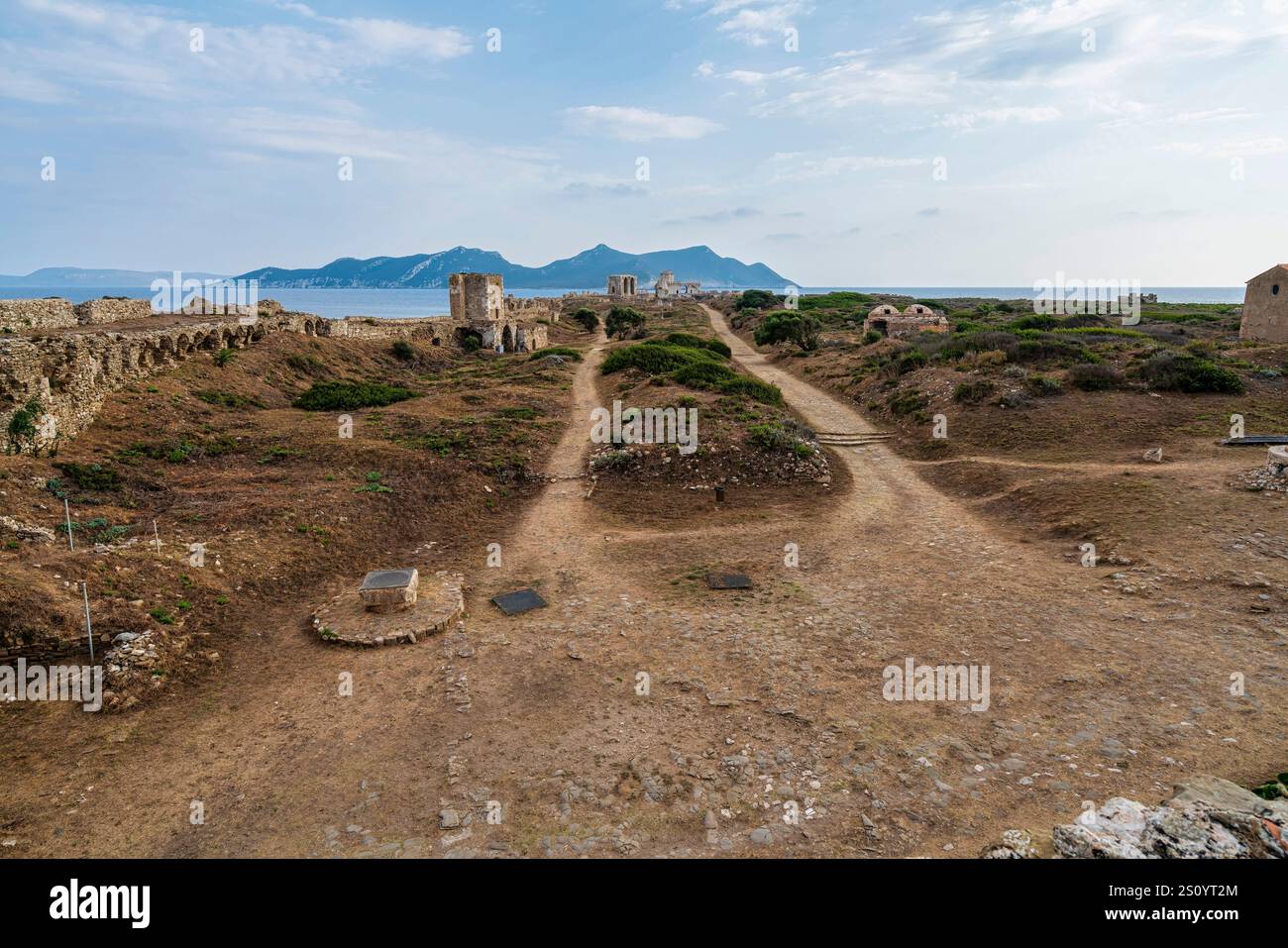 Vue sur la forteresse Methoni avec des chemins visibles menant à l'église d'Agios Nikolaos, la tour octogonale Bourtzi et des citernes voûtées. Banque D'Images