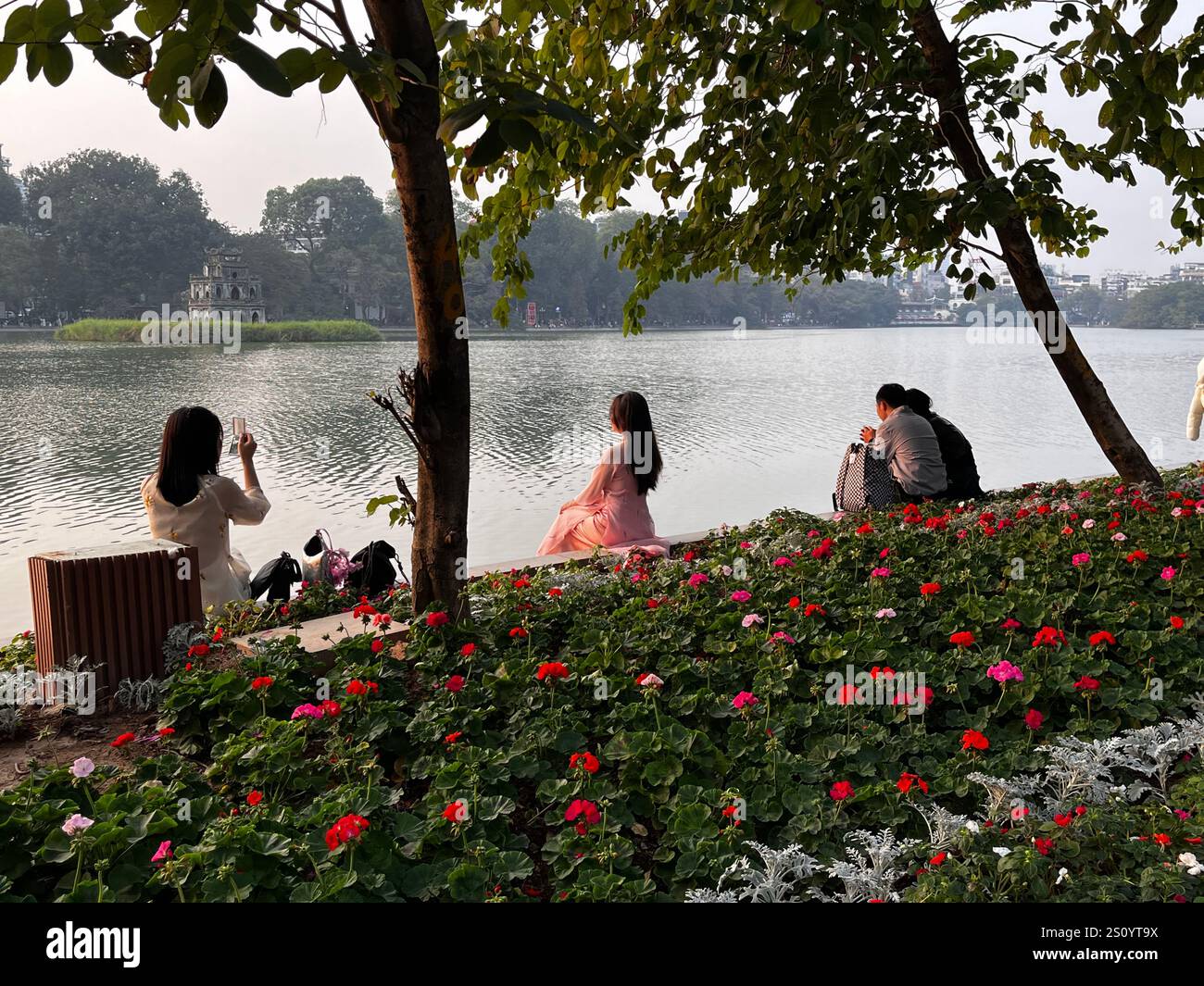 Hanoi Vietnam hoan kiem lac du peuple coucher de soleil Banque D'Images Hanoi Vietnam hoan kiem lac du peuple coucher de soleil Banque D'Images
