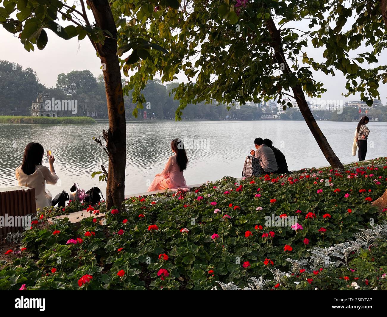 Hanoi Vietnam hoan kiem lac du peuple coucher de soleil Banque D'Images Hanoi Vietnam hoan kiem lac du peuple coucher de soleil Banque D'Images