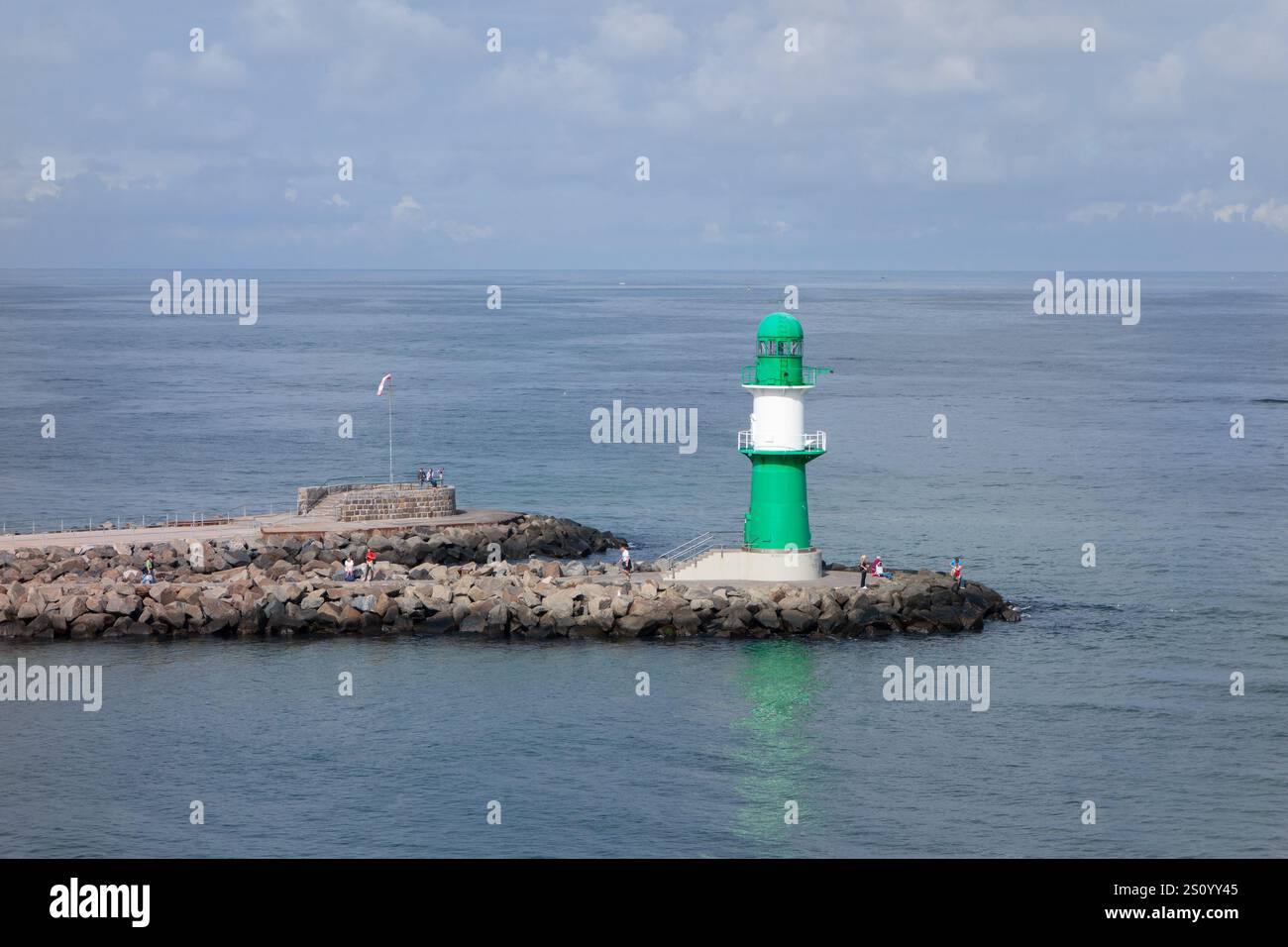 Phare vert à Westmole (Molenfeuer Warnemunde) à Rostock avec des touristes méconnaissables Banque D'Images