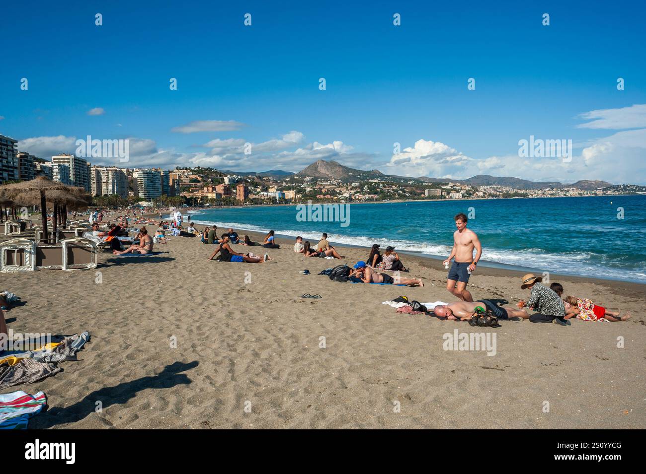 Malaga, Espagne, grande foule de gens, touristes, bronzer sur la scène de plage, profiter du temps de printemps Banque D'Images