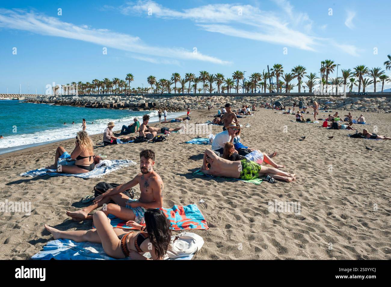 Malaga, Espagne, grande foule de gens, les touristes, bronzer sur la scène de plage, profiter du temps de printemps heureux adultes vacances exotiques Banque D'Images
