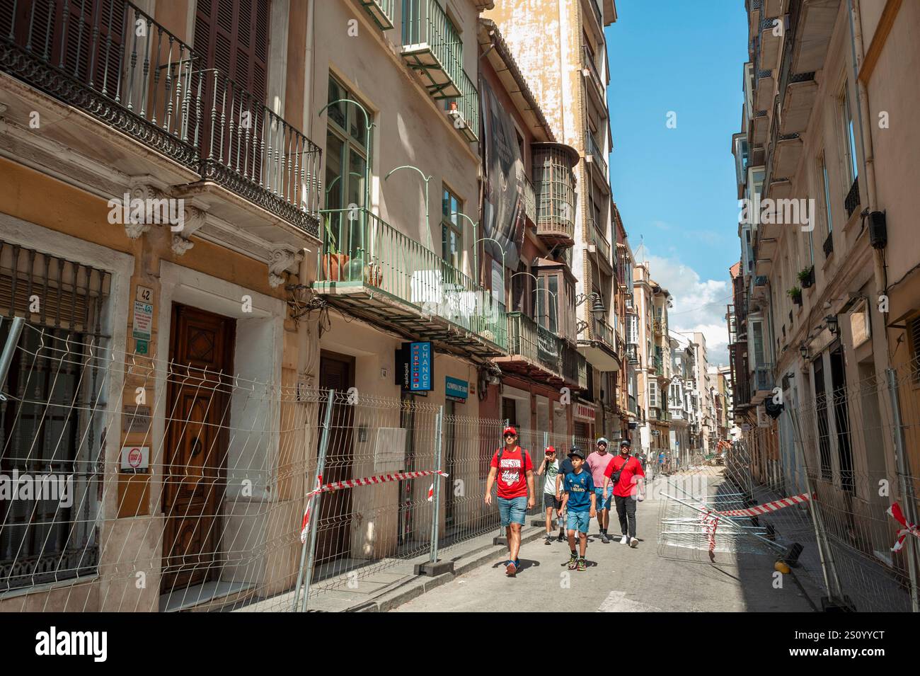 Malaga, Espagne, Groupe de personnes, touristes, marche, scènes de rue, vieille ville, 'Calle Alamos' Banque D'Images