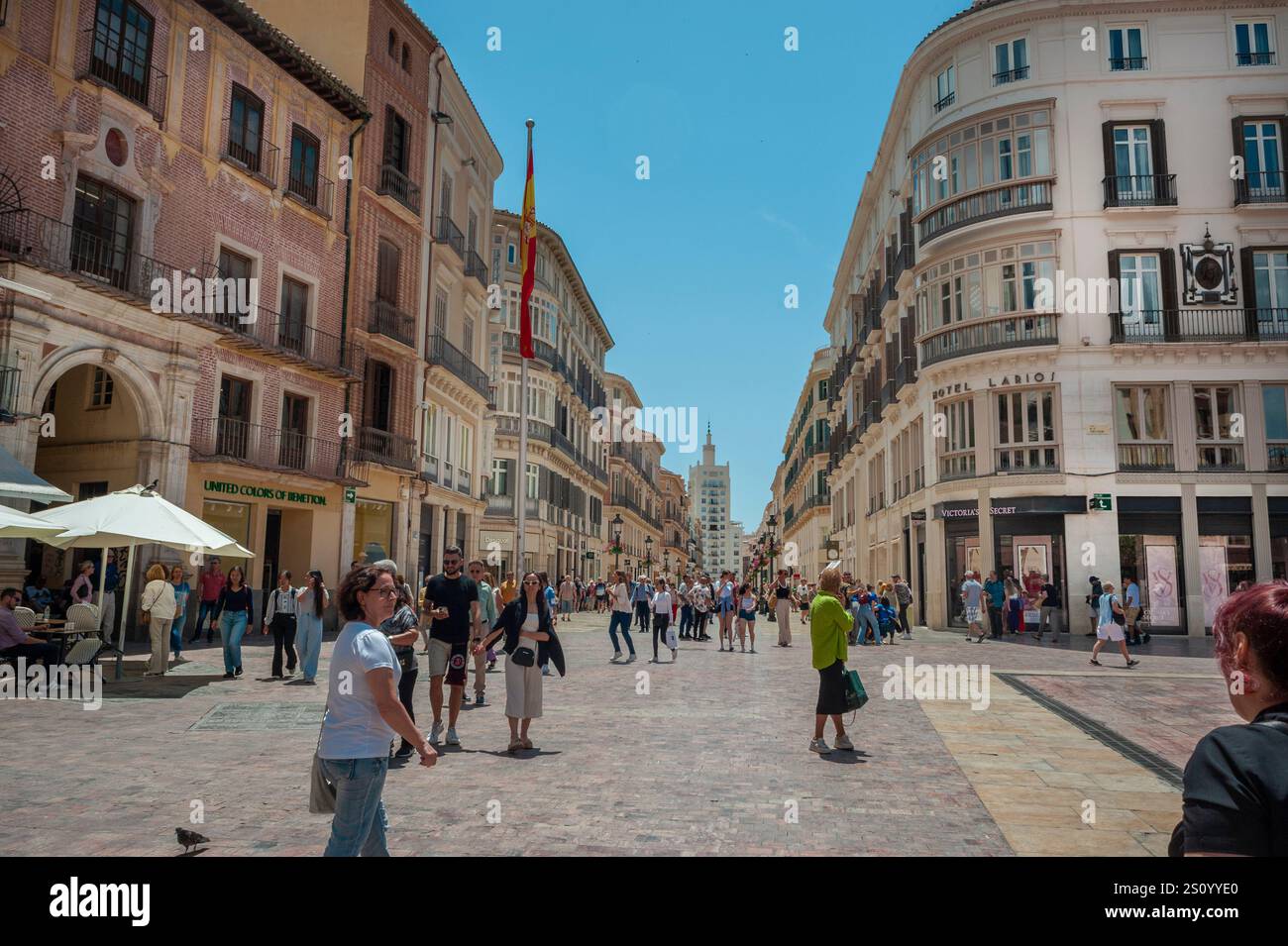 Malaga, Espagne, grande foule de gens, touristes, marche, scènes de rue, vieux centre-ville, ( Plaza de la Constitucion) chaleur de la ville Banque D'Images