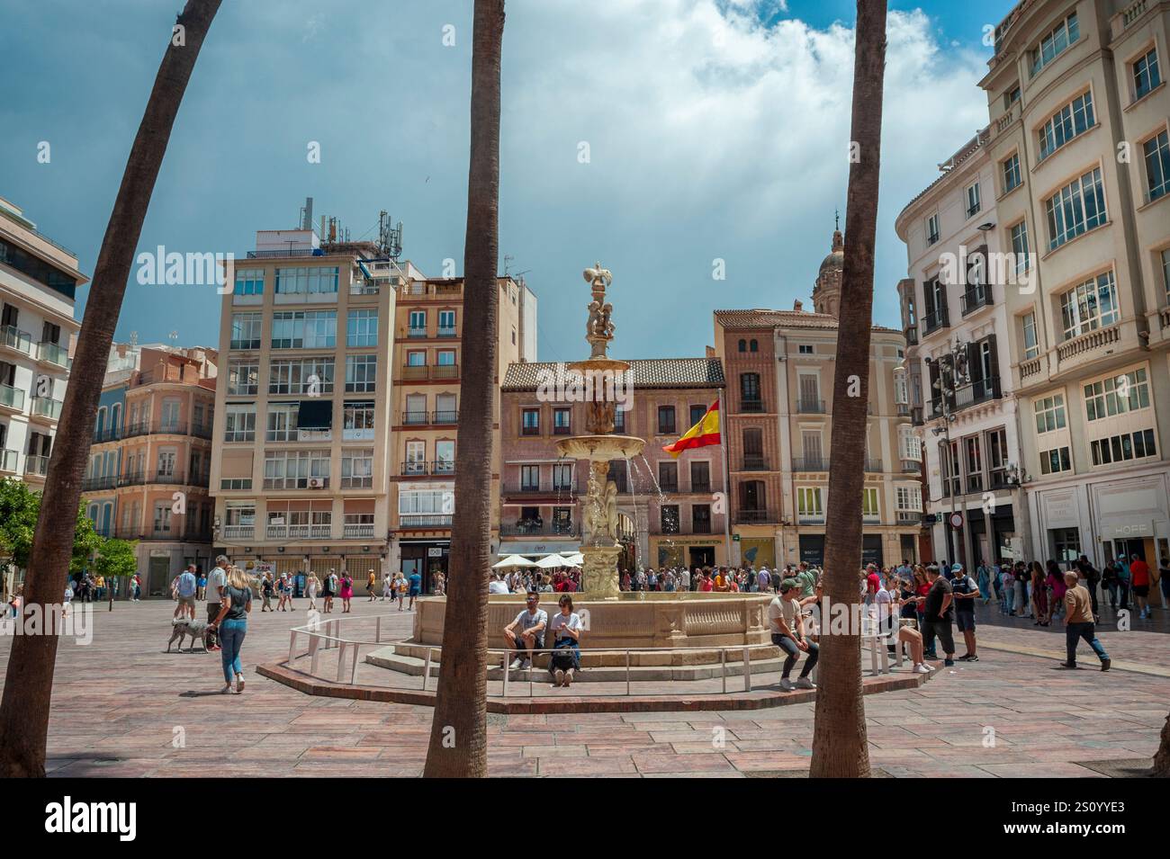 Malaga, Espagne, foule de gens, touristes, marche, scènes de rue, Vieux centre-ville, architecture, (Plaza de la Constitucion) vieux centre-ville Banque D'Images
