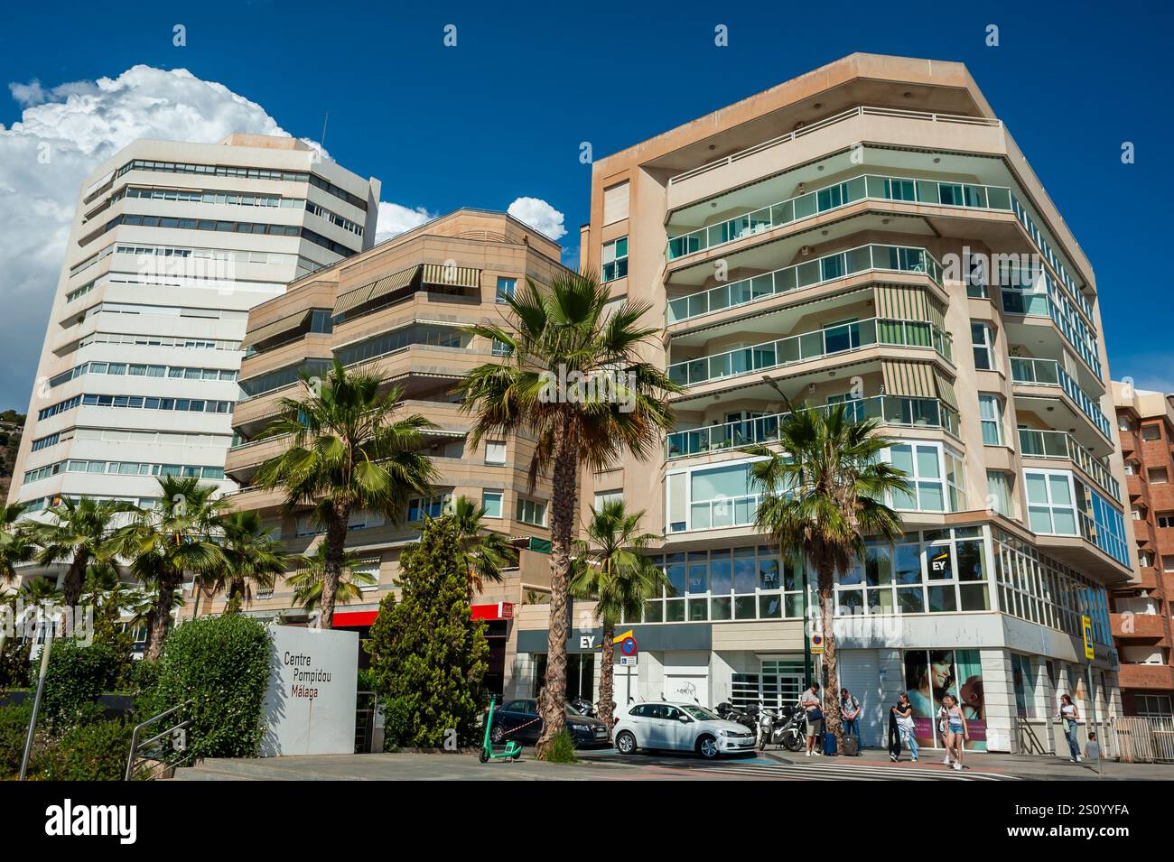 Malaga, Espagne, foule de gens, touristes, marche, scènes de rue, immeubles d'appartements, Port de Malaga Banque D'Images