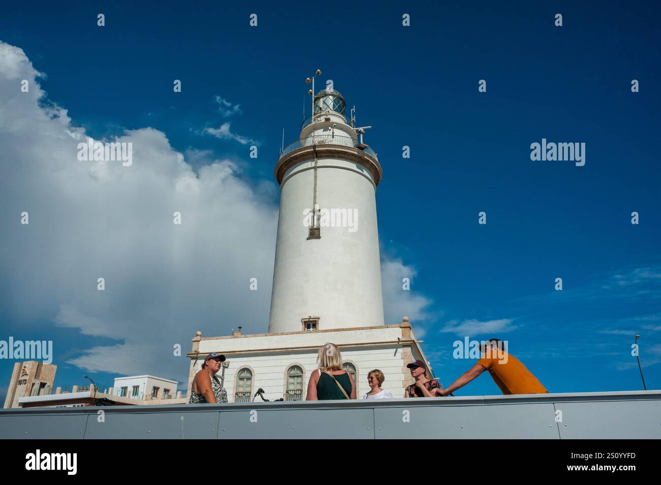 Malaga, Espagne, Groupe de personnes, touristes, assis dehors, port de Malaga, Scenic, Phare Banque D'Images