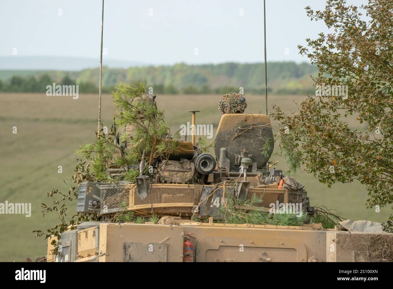 Le commandant de l'armée britannique dirige la puissance de feu des canons sur un Warrior FV510 IFV en action lors d'un exercice de combat militaire Banque D'Images