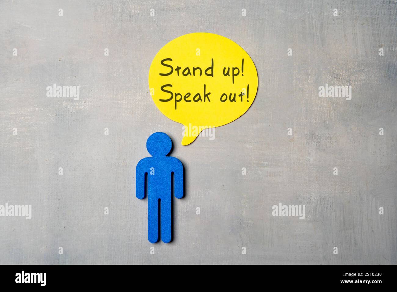 Un chiffre bleu et une bulle jaune avec le texte "Stand Up! Parlez-en ! ». Plaidoyer, activisme, et prendre position pour quelque chose de concept important. Banque D'Images
