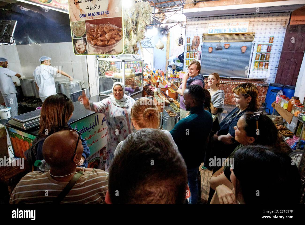 chef laila montrant un groupe de touristes sur l'un de ses cours de cuisine autour du marché alimentaire de marrakech, maroc Banque D'Images
