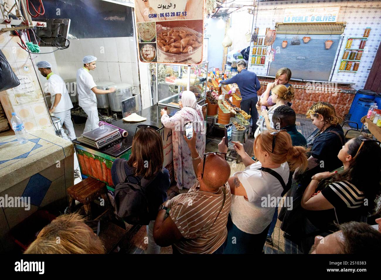 chef laila montrant un groupe de touristes sur l'un de ses cours de cuisine autour du marché alimentaire de marrakech, maroc Banque D'Images