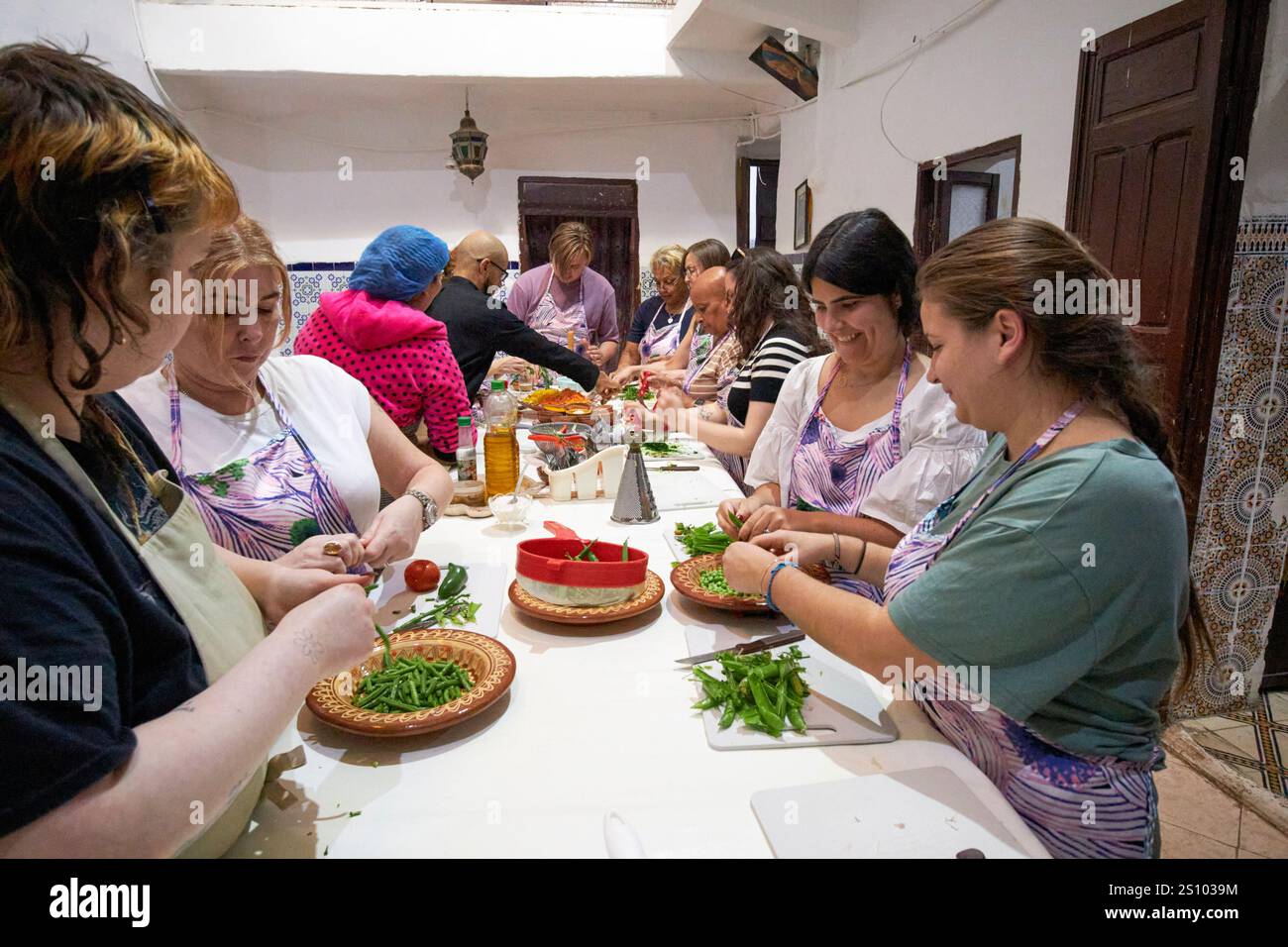 touristes sur un cours de cuisine tajine marocain à marrakech, maroc Banque D'Images