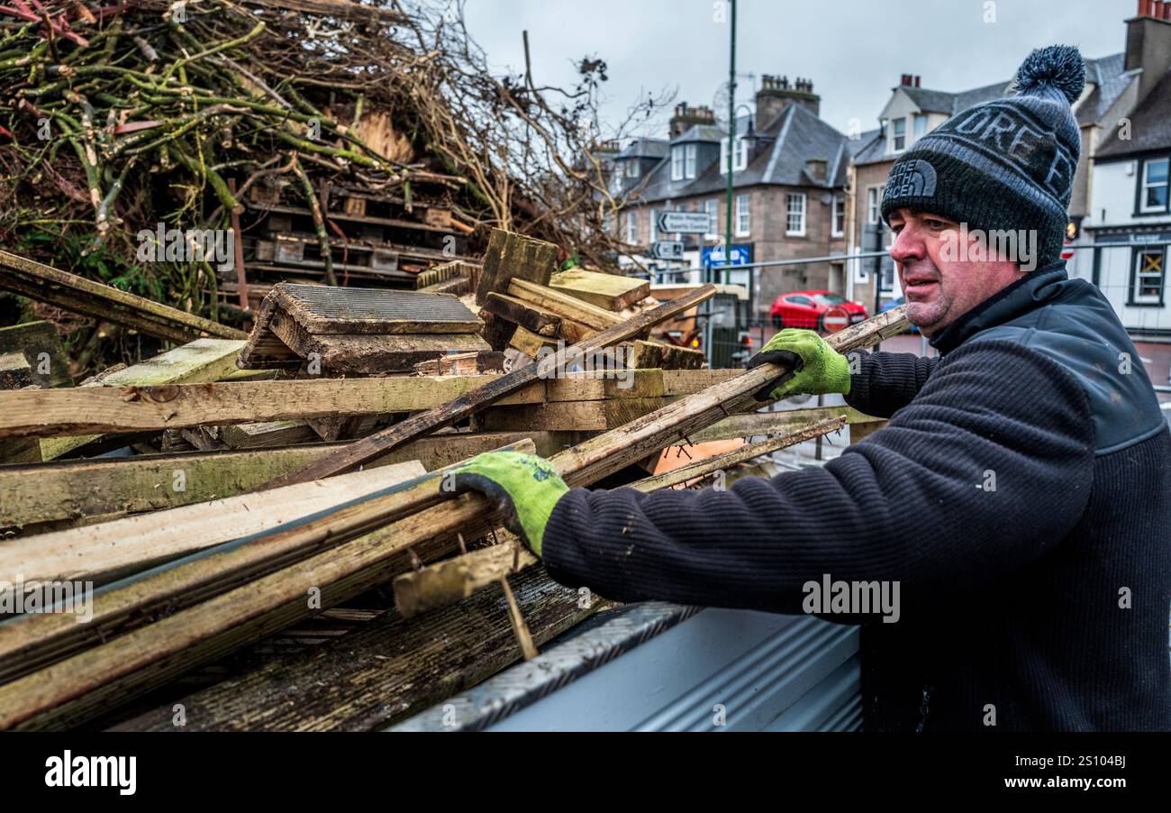 Construction du feu de joie traditionnel hogmanay à Biggar, South Lanarkshire, Écosse. Banque D'Images