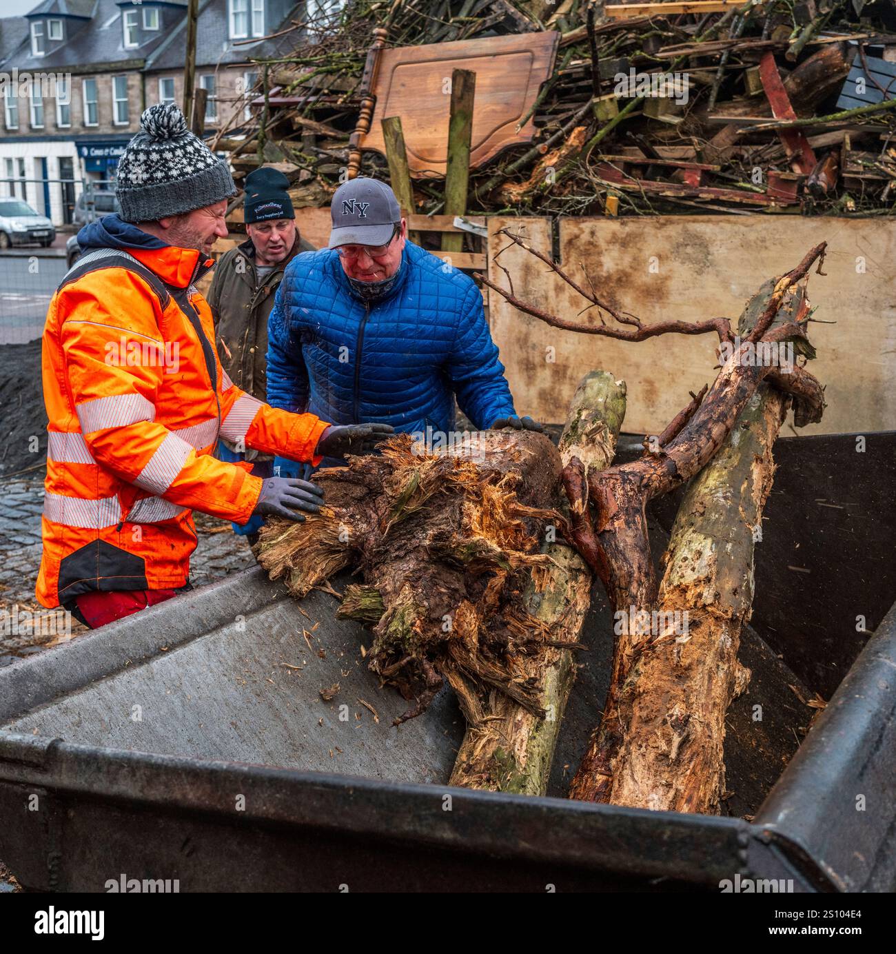 Construction du feu de joie traditionnel hogmanay à Biggar, South Lanarkshire, Écosse. Banque D'Images