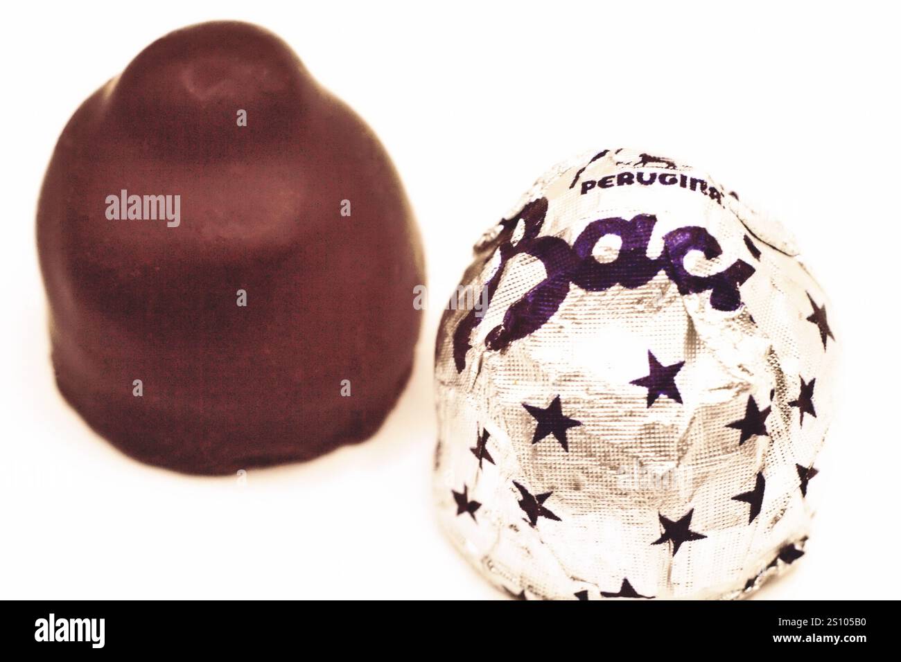 1er janvier 2025, Florence, Italie . Baci Perugina chocolat aux grains de noisettes et noisettes entières enrobées de chocolat noir Banque D'Images