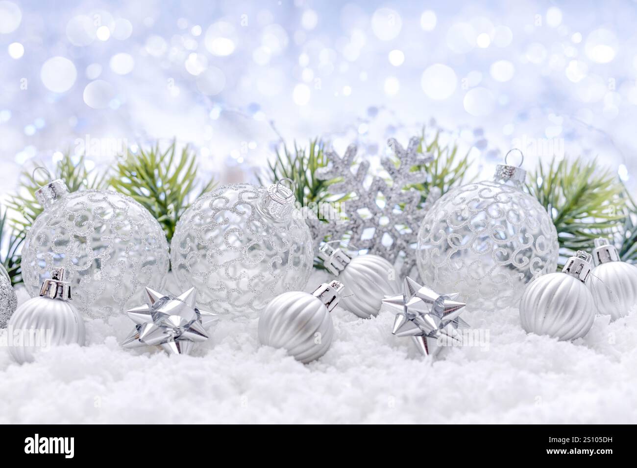 Composition de Noël avec décorations de fête sur la neige.Carte de vœux de Noël ou du nouvel an. Banque D'Images