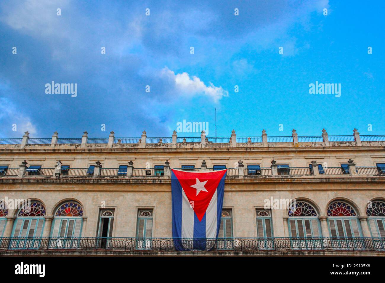 Une photo de la Havane en 2019 : grand drapeau national cubain accroché à un bâtiment Banque D'Images
