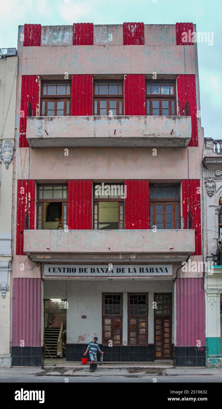 Un aperçu de la vie quotidienne au Havana Dance Centre : nettoyeur en service Banque D'Images