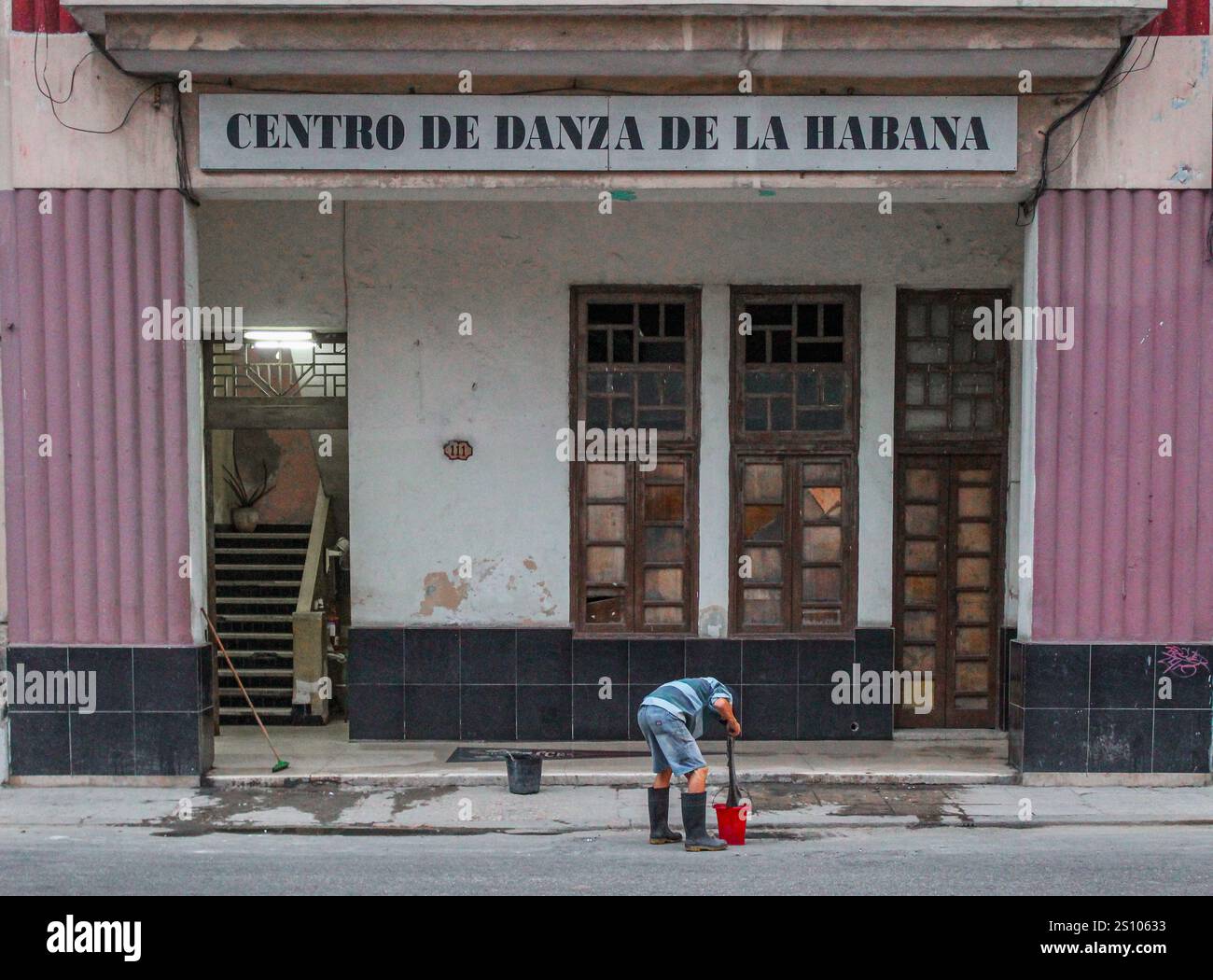 Un aperçu de la vie quotidienne au Havana Dance Centre : nettoyeur en service Banque D'Images