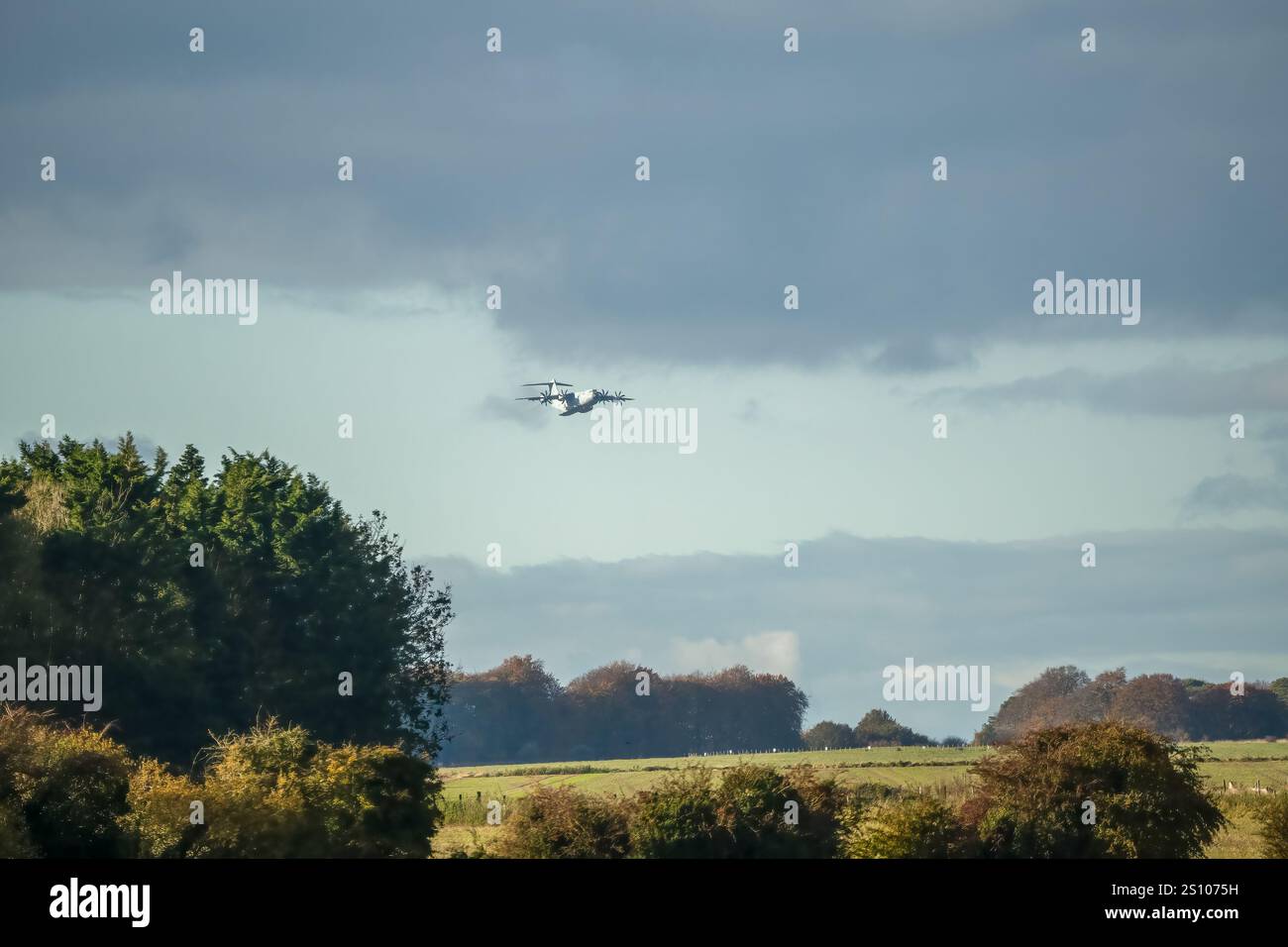 Avion de transport militaire RAF Airbus C.1 A400M Atlas en vol sur une piste de débarquement à basse altitude, Wiltshire UK Banque D'Images