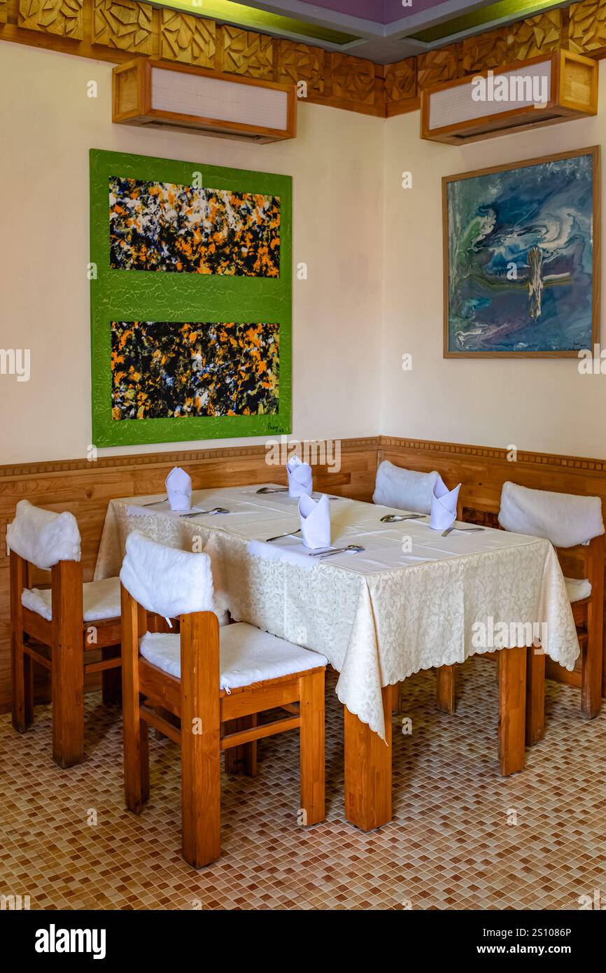 Café restaurant rétro en bois avec intérieur rustique élégant. Décoration intérieure et en bois d'un petit restaurant de style français avec des peintures sur le Wal Banque D'Images