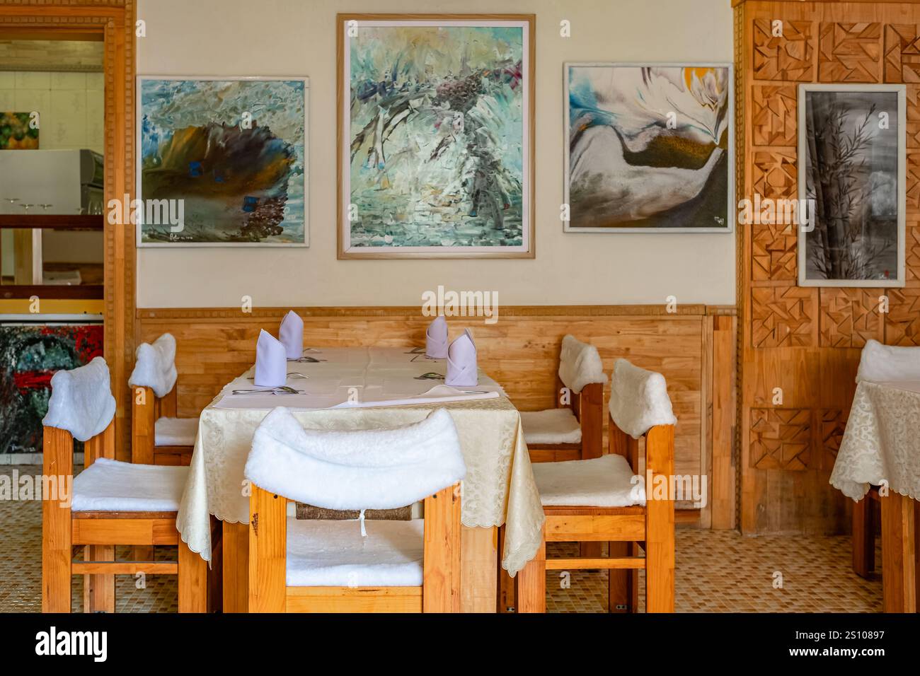 Café restaurant rétro en bois avec intérieur rustique élégant. Décoration intérieure et en bois d'un petit restaurant de style français avec des peintures sur le Wal Banque D'Images