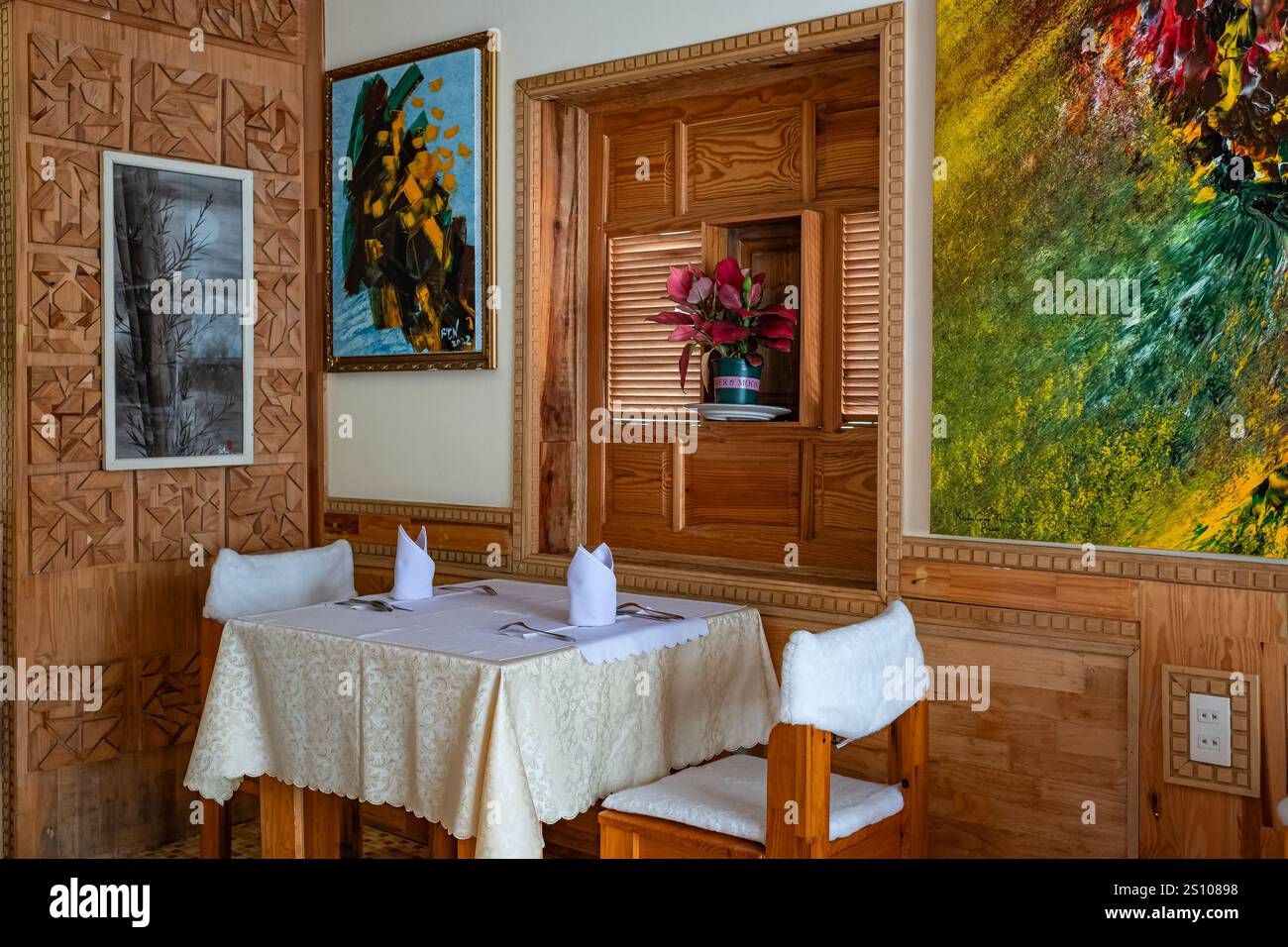 Café restaurant rétro en bois avec intérieur rustique élégant. Décoration intérieure et en bois d'un petit restaurant de style français avec des peintures sur le Wal Banque D'Images