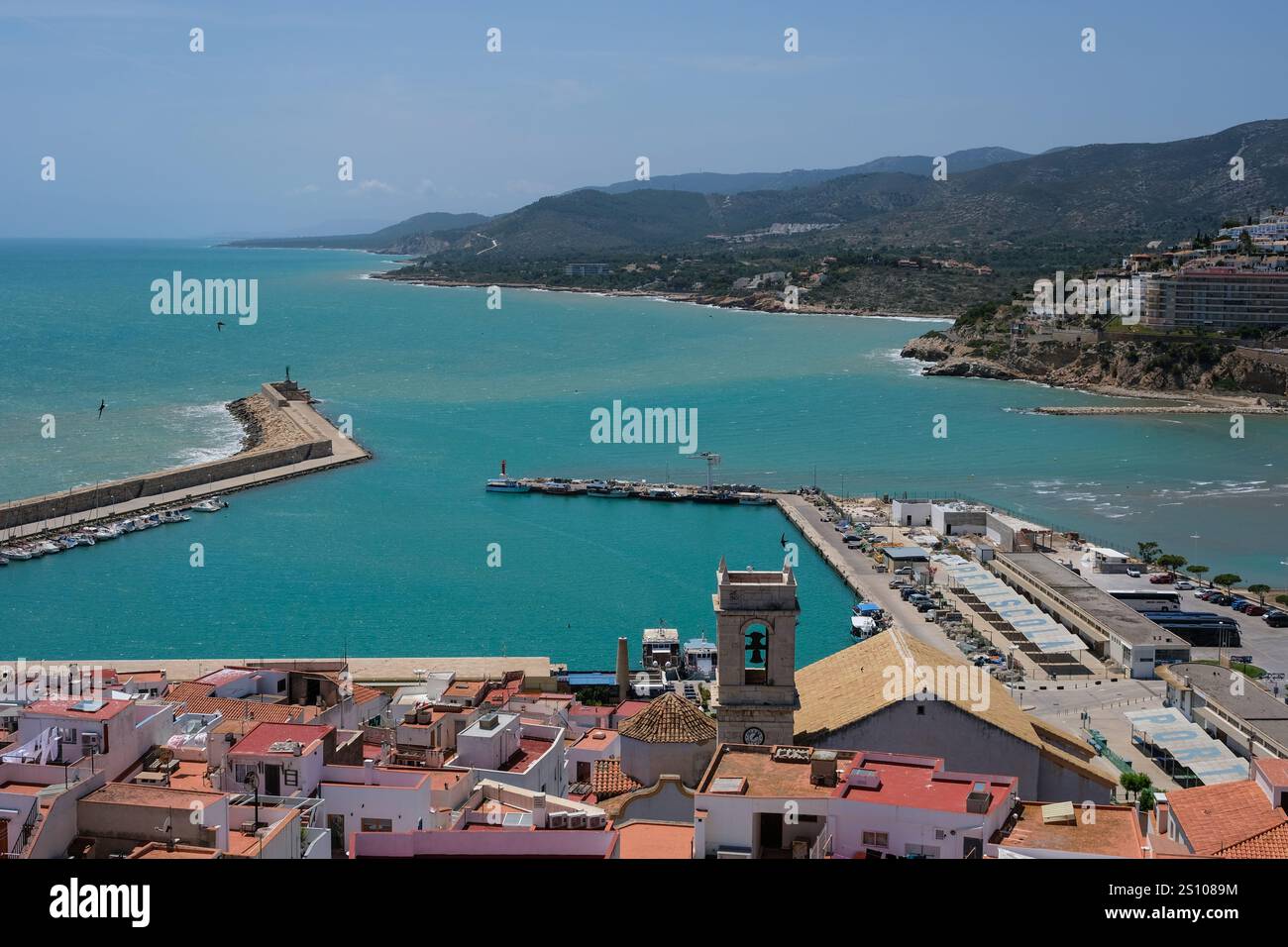 La vue sur le port de Peniscola. Turquoise mer Méditerranée. Castellon, Espagne. Banque D'Images