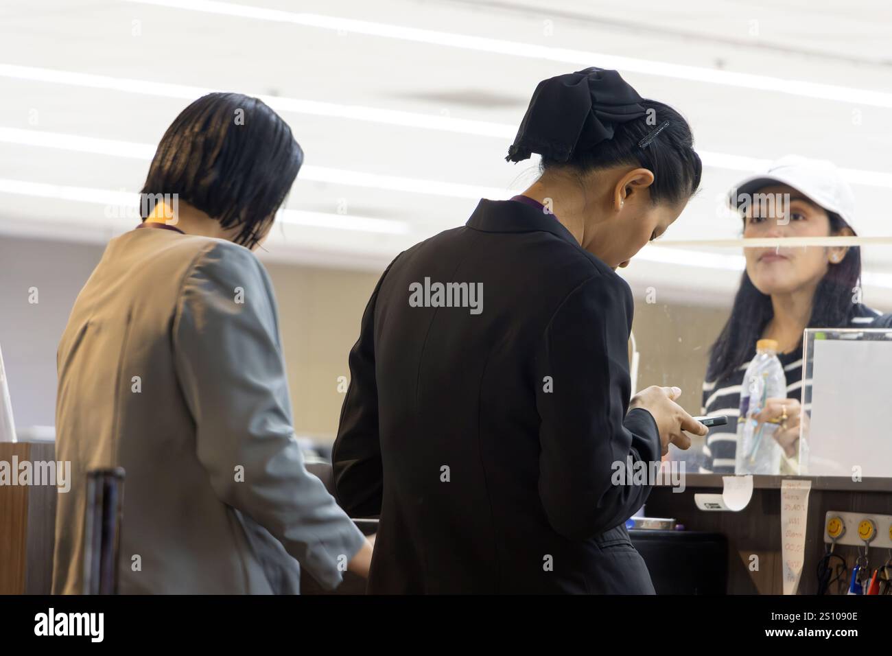 BANGKOK, THAÏLANDE, nov 30 2024, le personnel sert les clients au comptoir de l'aire de restauration Banque D'Images