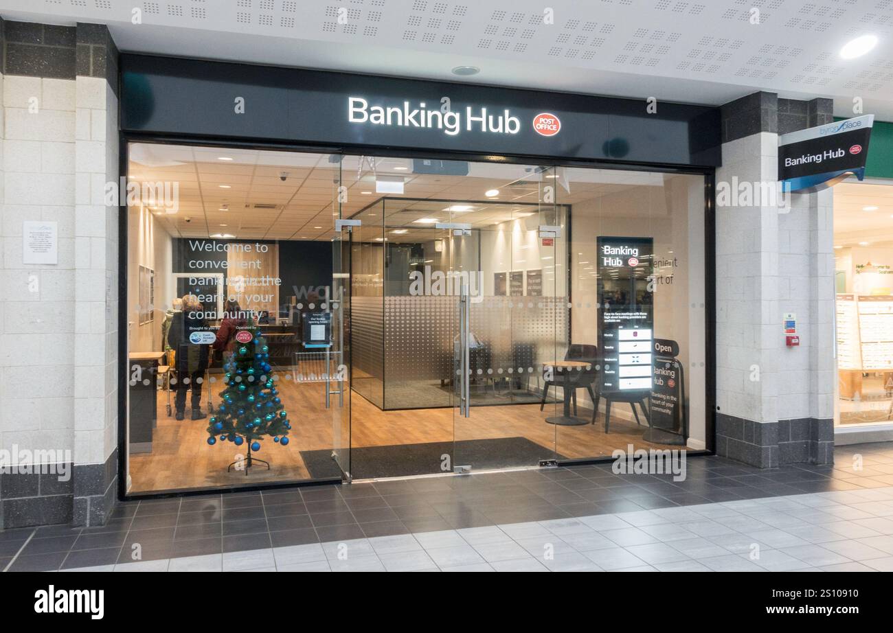 Seaham UK 30 décembre 2024 le Hub bancaire de la poste au sein du centre commercial Byron place à Seaham. Alors que les banques de rue ferment leurs succursales, le centre bancaire du bureau de poste donne accès aux services de plusieurs banques de rue. Banque D'Images