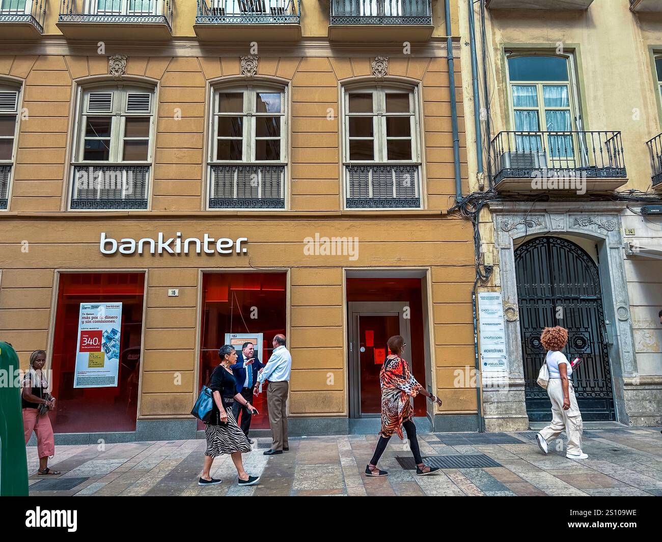 Malaga, Espagne, Marche de personnes de groupe, Front, scènes de rue, « Bankinter' Bank Building,, (Marcos de Larios) ; Banque D'Images